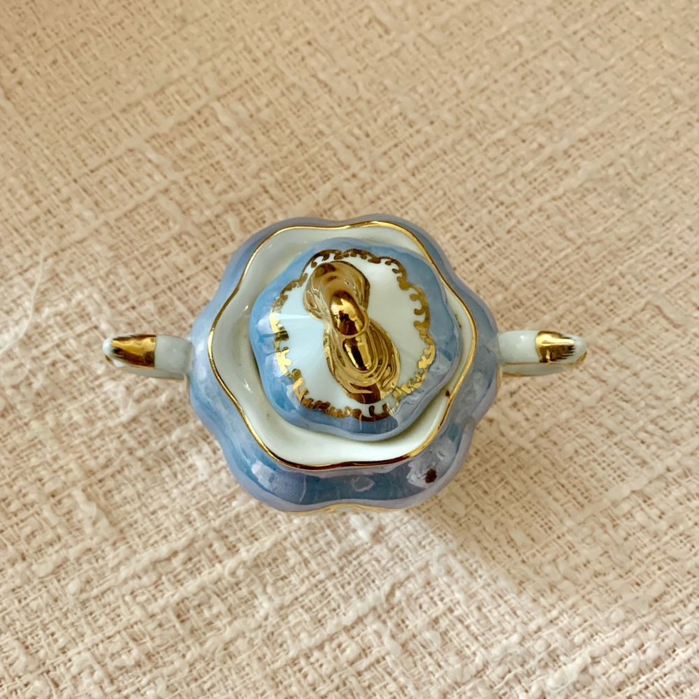 LN- Elegant Blue and Gold Porcelain 5 Piece Tea Set. A perfect decor piece. - Picture 11 of 16